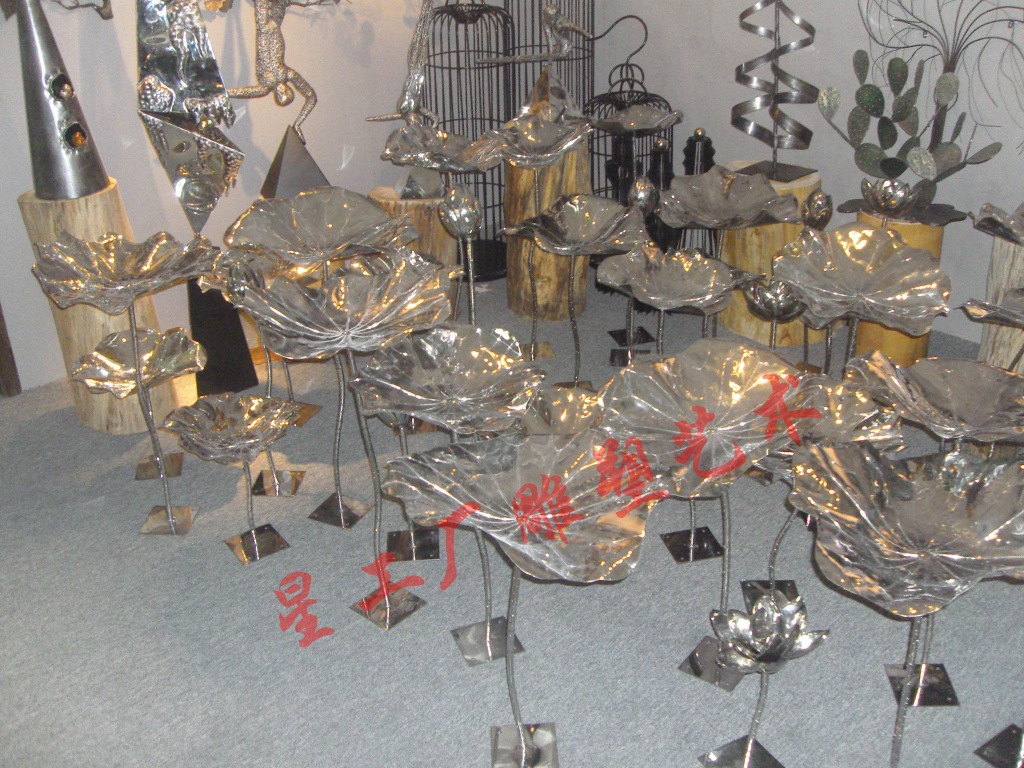 不銹鋼荷花雕塑 自然與藝術(shù)的金屬對話