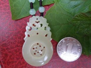 晶瑩潤澤，財源滾滾 阿富汗玉“錢袋”吊墜工藝品鑒賞